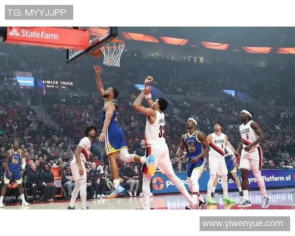 库里领衔勇士队对决开拓者展现精彩对抗与战术博弈